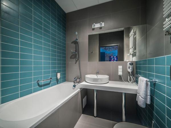 Hotel Tobaco Łódź : photo 9 de la chambre chambre double standard avec lit king-size