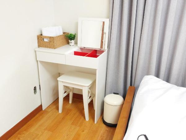 Dolma Hongdae : photo 8 de la chambre chambre triple avec salle de bains commune