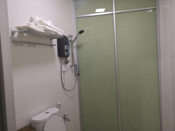 Home Inn Hotel : photo 7 de la chambre chambre triple avec salle de bains privative