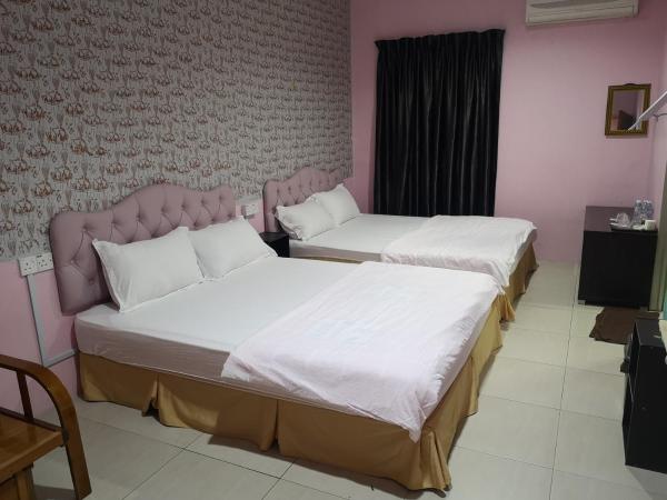 Home Inn Hotel : photo 2 de la chambre chambre familiale avec salle de bains privative