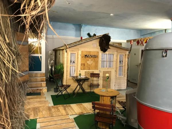 HafenTraum IndoorCampingHostel : photo 1 de la chambre chambre quadruple avec salle de bains commune