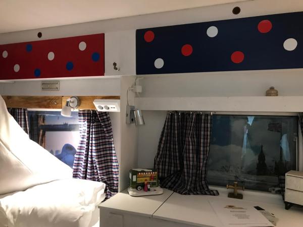 HafenTraum IndoorCampingHostel : photo 2 de la chambre chambre triple basique avec salle de bains commune