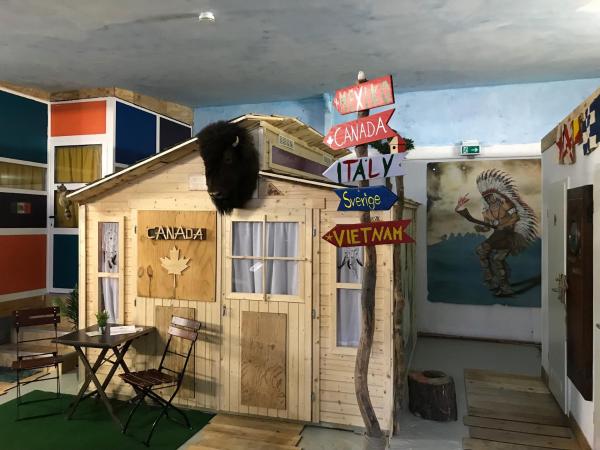 HafenTraum IndoorCampingHostel : photo 2 de la chambre chambre quadruple avec salle de bains commune