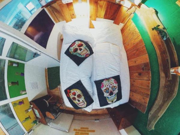 HafenTraum IndoorCampingHostel : photo 5 de la chambre chambre double avec salle de bains commune