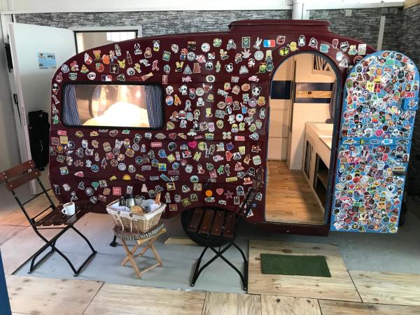 HafenTraum IndoorCampingHostel : photo 1 de la chambre chambre double avec salle de bains commune