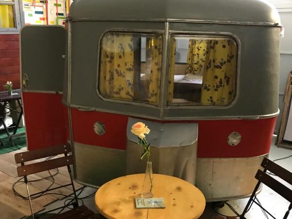 HafenTraum IndoorCampingHostel : photo 1 de la chambre chambre double avec salle de bains commune