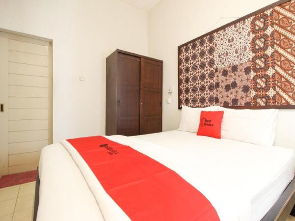 Reddoorz Syariah near Wijilan Yogyakarta : photo 4 de la chambre chambre double