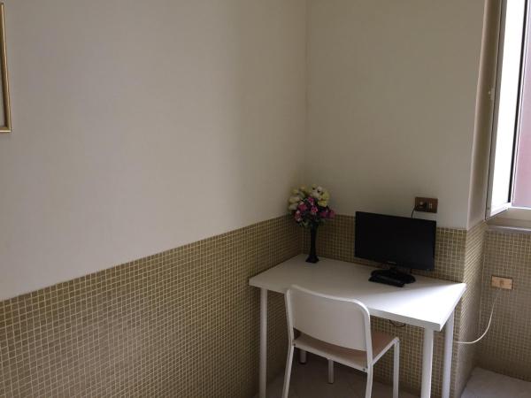 Hotel Vittorio Veneto Napoli : photo 2 de la chambre chambre simple avec salle de bains commune