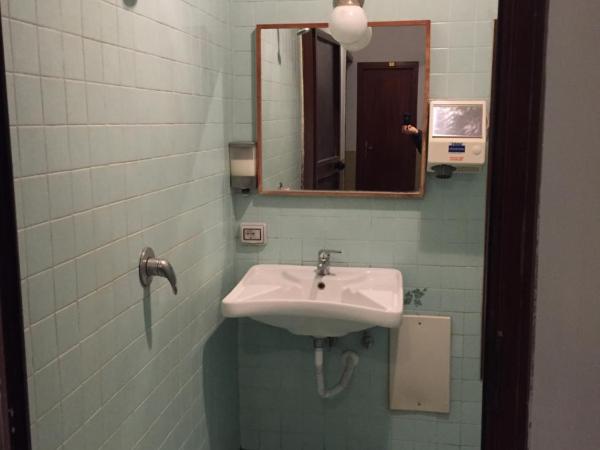Hotel Vittorio Veneto Napoli : photo 5 de la chambre chambre simple avec salle de bains commune