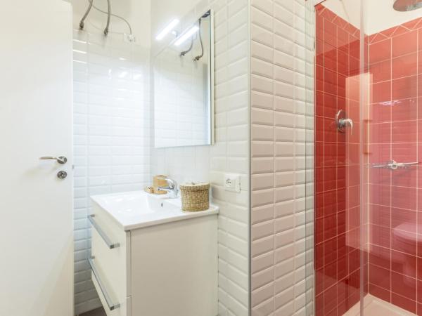 Marilyn The Place Apartments : photo 10 de la chambre chambre familiale avec salle de bains privative