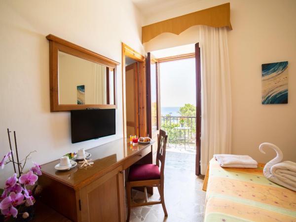 Hotel La Mandorla : photo 5 de la chambre chambre double - vue sur mer