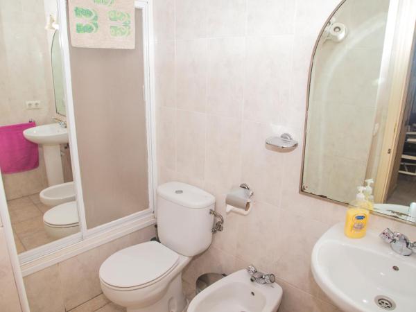 Pension Internacional : photo 7 de la chambre chambre triple avec salle de bains privative séparée