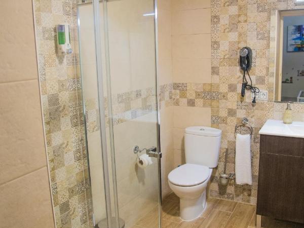 Pension Internacional : photo 7 de la chambre chambre familiale avec salle de bains privative