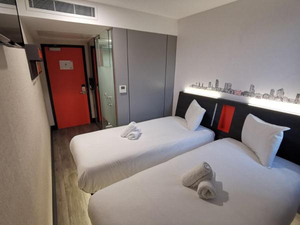 easyHotel Leeds : photo 1 de la chambre chambre lits jumeaux avec fenêtre