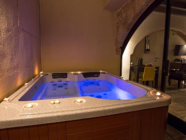 Allegory Boutique Hotel : photo 10 de la chambre suite vip avec bain à remous sur la terrasse - andromède