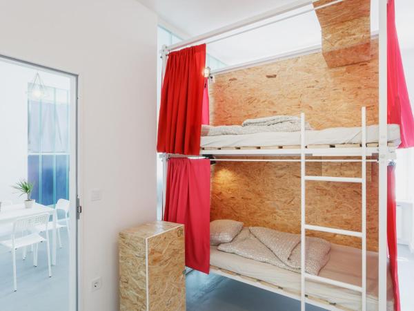 Avenue Hostel : photo 1 de la chambre lit dans dortoir mixte de 4 lits avec salle de bains privée