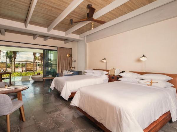 Atelier Playa Mujeres- Adults Only - All Inclusive Resort : photo 5 de la chambre suite junior inspira avec 2 lits doubles et accès direct à la piscine