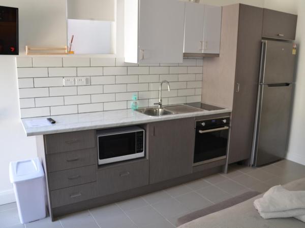 Sandy Bottoms Guesthouse : photo 4 de la chambre studio avec jardin, cour et salle de bains privative