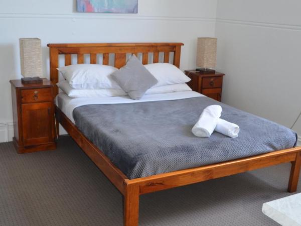 Sandy Bottoms Guesthouse : photo 1 de la chambre chambre lit queen-size avec salle de bains commune