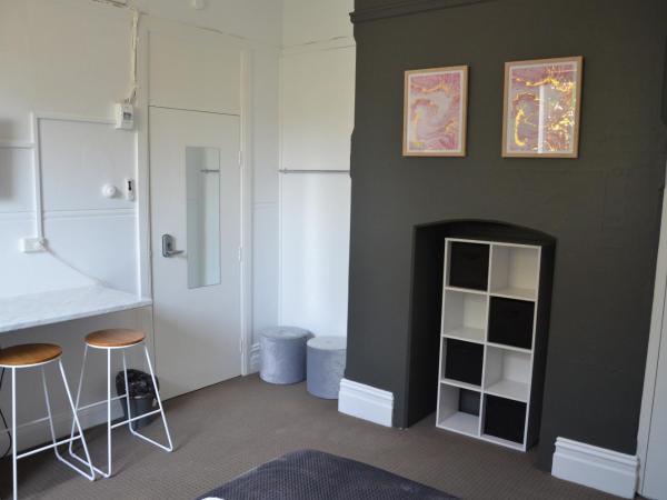 Sandy Bottoms Guesthouse : photo 3 de la chambre chambre lit queen-size avec vue partielle sur l'océan et salle de bains commune