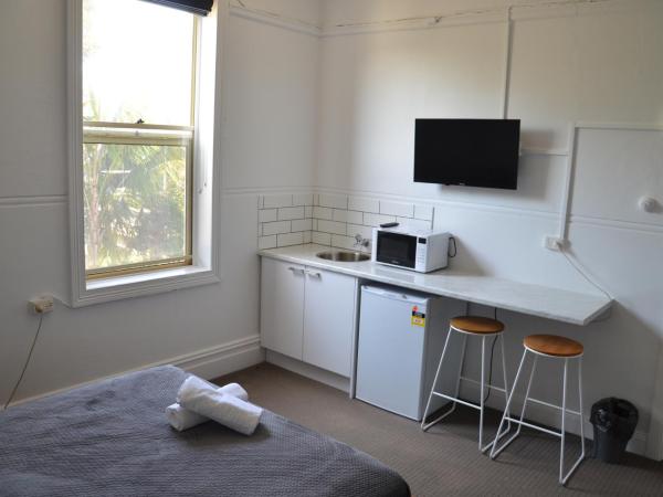 Sandy Bottoms Guesthouse : photo 6 de la chambre chambre lit queen-size avec salle de bains commune