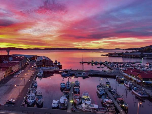 Hotel Grand Chancellor Hobart : photo 1 de la chambre chambre lit king-size - vue sur port