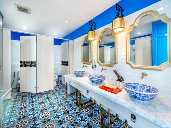 Ama Hostel Bangkok : photo 10 de la chambre chambre double avec salle de bains commune