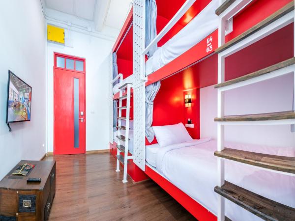 Ama Hostel Bangkok : photo 2 de la chambre chambre quadruple avec salle de bains commune