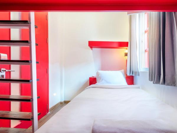 Ama Hostel Bangkok : photo 4 de la chambre chambre lits jumeaux avec salle de bains commune