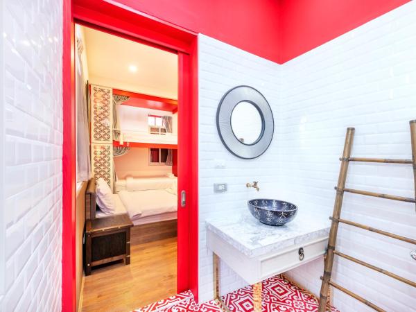 Ama Hostel Bangkok : photo 9 de la chambre chambre familiale avec salle de bains privative