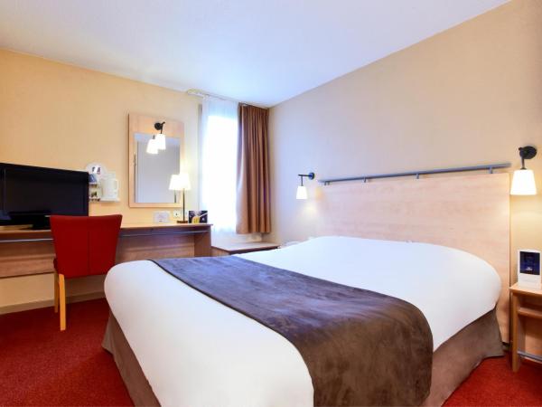 Kyriad Beauvais Sud : photo 3 de la chambre chambre triple (1 lit double et 1 lit simple)