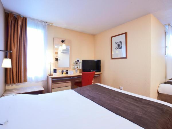 Kyriad Beauvais Sud : photo 1 de la chambre chambre triple (1 lit double et 1 lit simple)