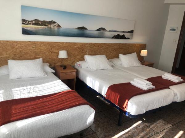 Pensión Amara : photo 2 de la chambre chambre quadruple avec salle de bains privative séparée