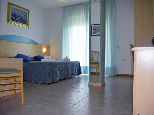 Hotel Solemare - Frontemare - 3 Stelle Superior : photo 6 de la chambre chambre triple avec terrasse - vue sur mer