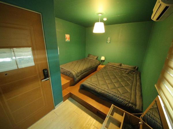 Stitches House : photo 2 de la chambre chambre lits jumeaux avec salle de bains commune