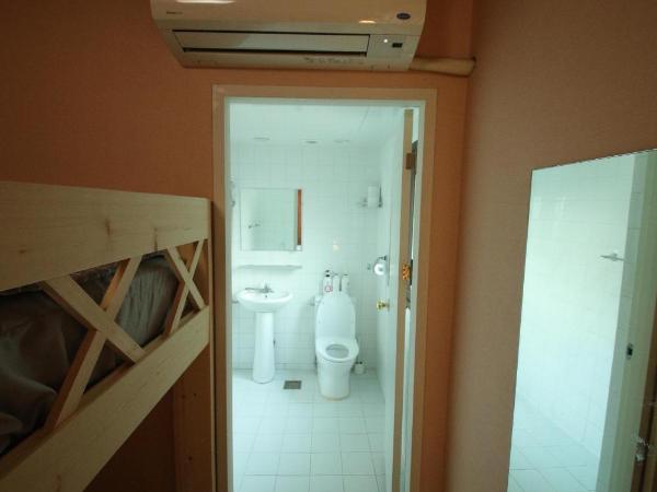 Stitches House : photo 5 de la chambre chambre triple avec salle de bains privative