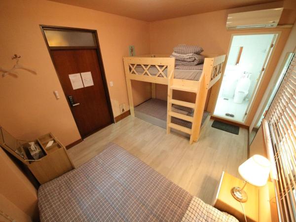 Stitches House : photo 3 de la chambre chambre triple avec salle de bains privative
