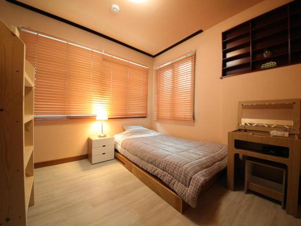 Stitches House : photo 4 de la chambre chambre triple avec salle de bains privative