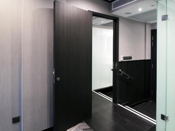 Hotel NuVe Urbane : photo 9 de la chambre chambre lit queen-size premier communicante avec balcon