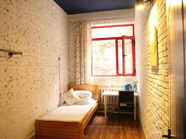 大连天天青旅民宿 : photo 1 de la chambre chambre simple basique avec salle de bains commune