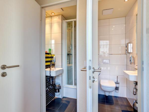 MEININGER Hotel Frankfurt Main / Airport : photo 4 de la chambre lit dans dortoir mixte de 6 lits