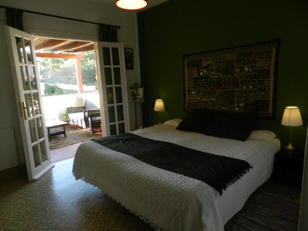 Villa Alicia Guest House : photo 1 de la chambre chambre double avec terrasse et salle de bains privative