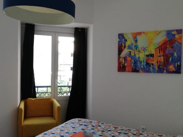 BED&SHOWER Moscavide -Self Check-In : photo 4 de la chambre chambre lit queen-size avec salle de bains commune 