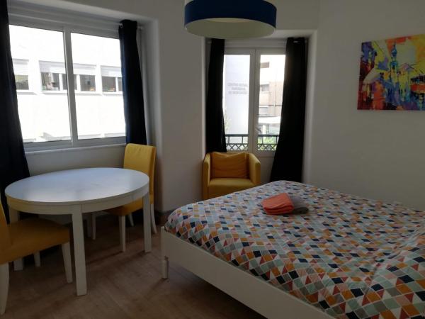 BED&SHOWER Moscavide -Self Check-In : photo 6 de la chambre chambre lit queen-size avec salle de bains commune 