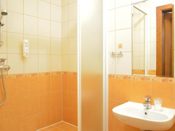 WenderEDU Business Center : photo 1 de la chambre chambre lits jumeaux - vue sur rivière