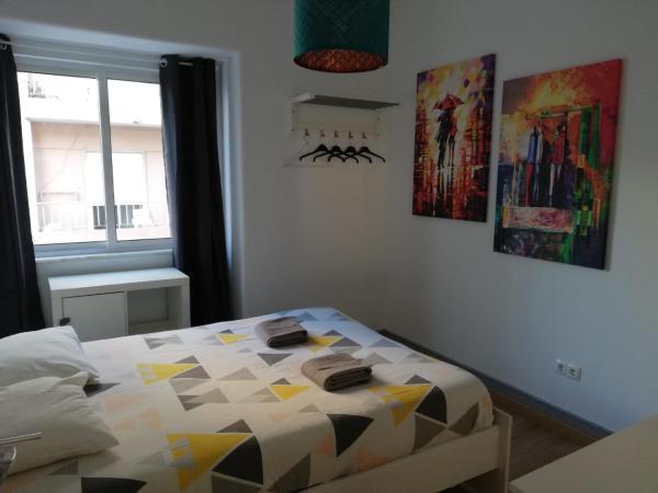 BED&SHOWER Moscavide -Self Check-In : photo 4 de la chambre chambre familiale avec salle de bains commune