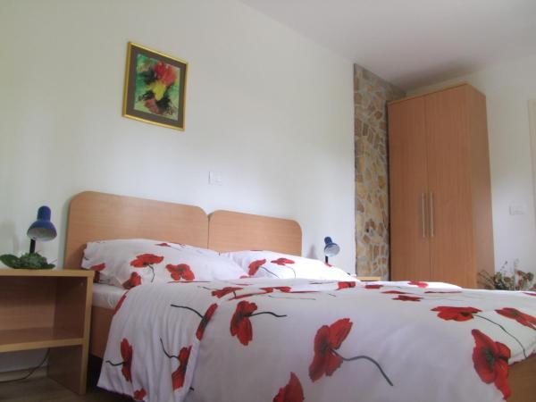 Guest house Korado : photo 6 de la chambre chambre double - vue sur jardin