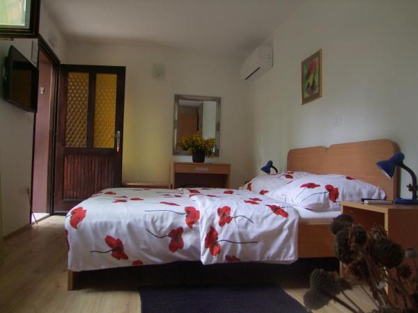 Guest house Korado : photo 5 de la chambre chambre double - vue sur jardin