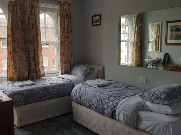 Oakley Hotel : photo 3 de la chambre chambre triple avec salle de bains commune