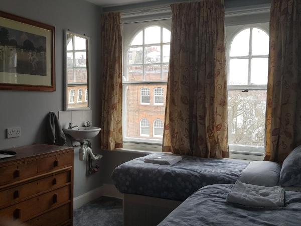 Oakley Hotel : photo 2 de la chambre chambre triple avec salle de bains commune